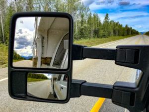 Der Alaska Highway, aus dem Wohnmobil fotografiert