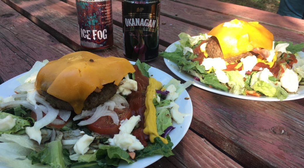 Burger, Bier und Cider auf dem Tisch auf dem letzten Campground