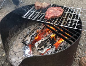 Steaks auf einer offenen Feuerstelle