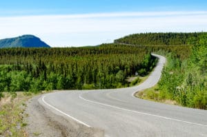 Blick auf den Klondike Highway am Lake Laberge
